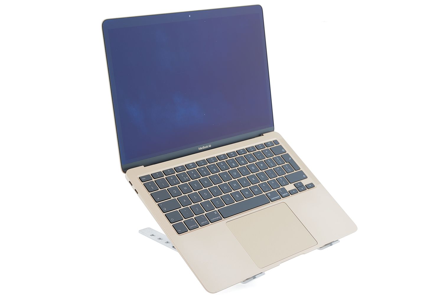 Apple MacBook Air 13″ 2020, M1 8 Cores, 8 GB, 7 core GPU 256 GB Gold - Много добро