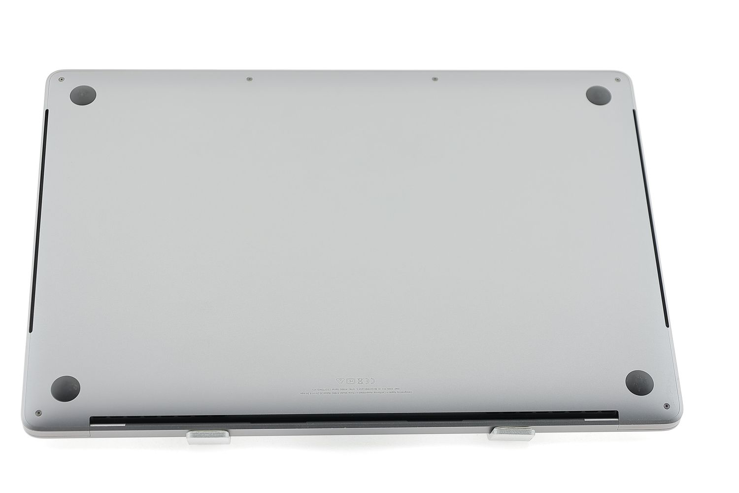 Apple MacBook Pro 15″ Touch Bar 2019, i9 2.4 GHz, 32 GB, AMD Radeon Pro Vega 20 1 TB Space Gray - Excelent