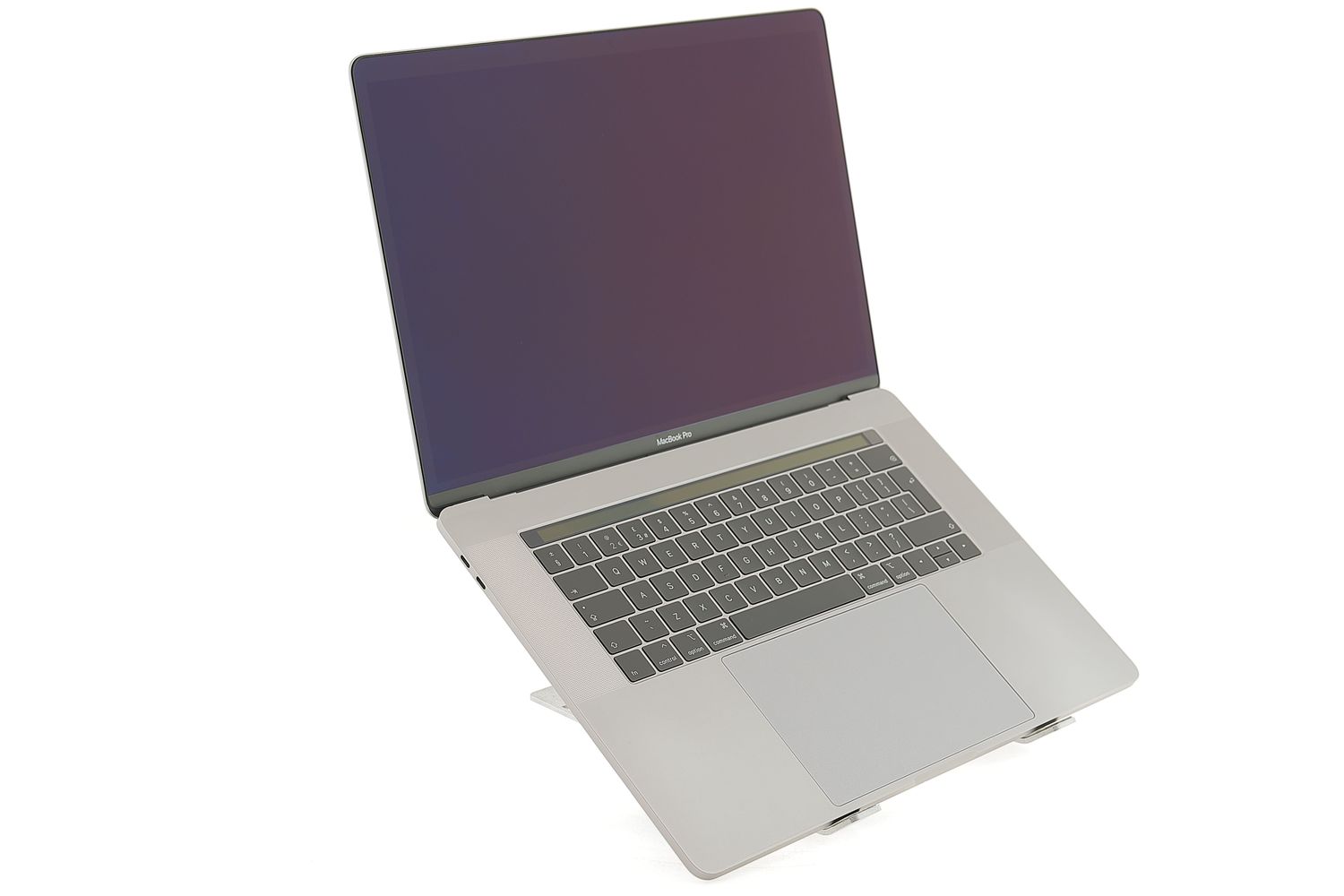 Apple MacBook Pro 15″ Touch Bar 2017, i7 2.8 GHz, 16 GB, AMD Radeon Pro 555 256 GB Space Gray - Nagyon jó