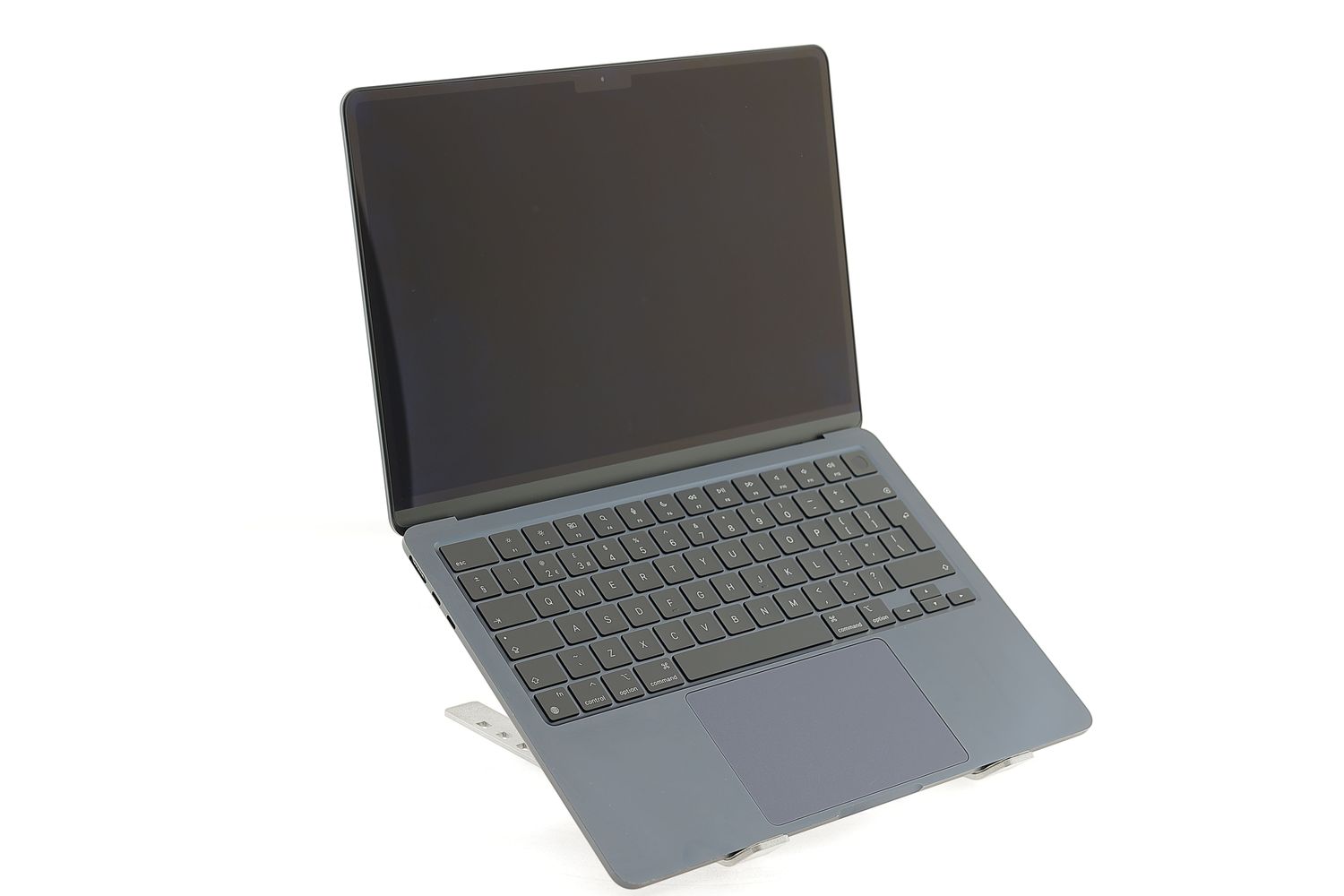 Apple MacBook Air 13″ 2022, M2 8 Cores, 8 GB, 8 core GPU 256 GB Midnight - Отлично