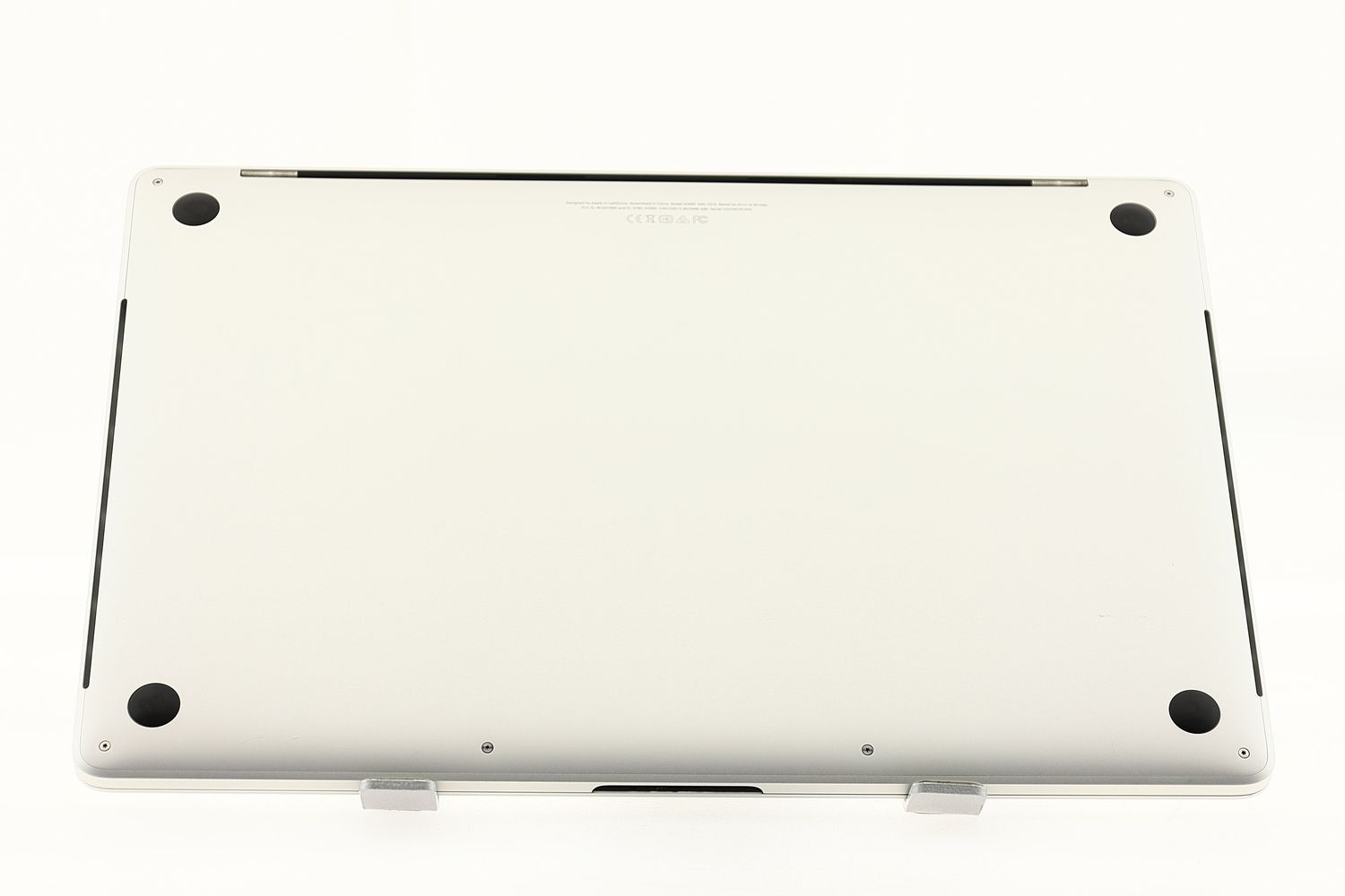 Apple MacBook Pro 15″ Touch Bar 2018, i7 2.2 GHz, 16 GB, AMD Radeon Pro 555X 256 GB Silver - Foarte bun