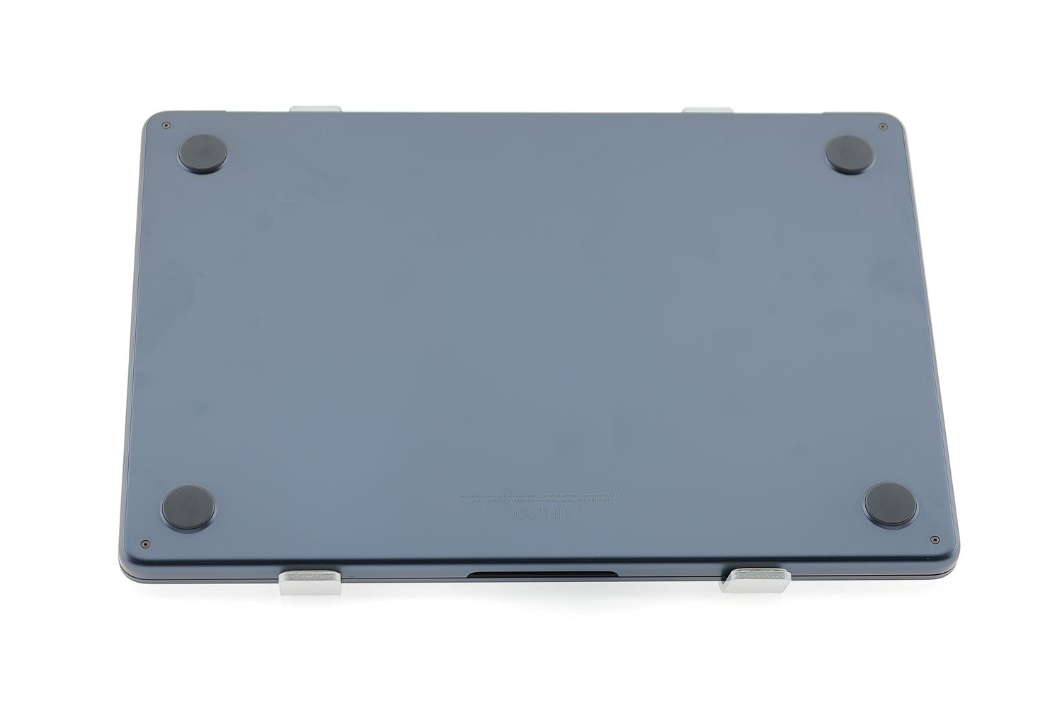 Apple MacBook Air 13″ 2022, M2 8 Cores, 8 GB, 8 core GPU 256 GB Midnight - Много добро