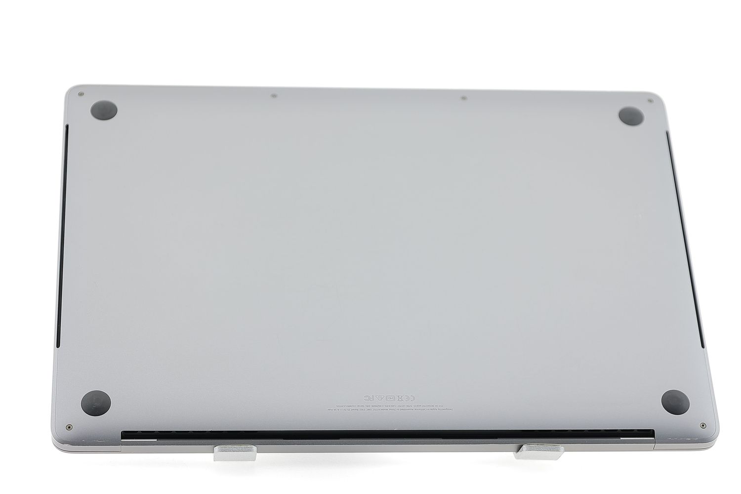Apple MacBook Pro 15″ Touch Bar 2017, i7 2.8 GHz, 16 GB, AMD Radeon Pro 555 256 GB Space Gray - Nagyon jó