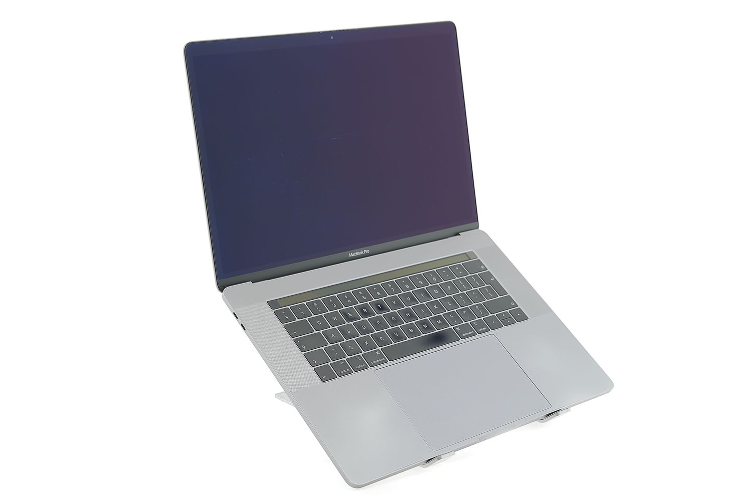 Apple MacBook Pro 15″ Touch Bar 2018, i7 2.2 GHz, 16 GB, AMD Radeon Pro 555X 256 GB Space Gray - Отлично