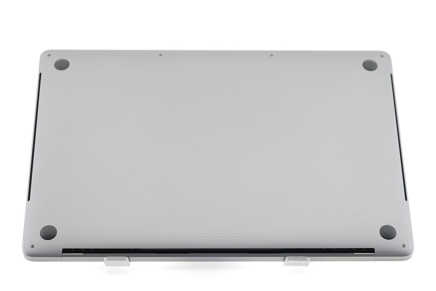 Apple MacBook Pro 15″ Touch Bar 2018, i7 2.2 GHz, 16 GB, AMD Radeon Pro 555X 256 GB Space Gray - Kiváló