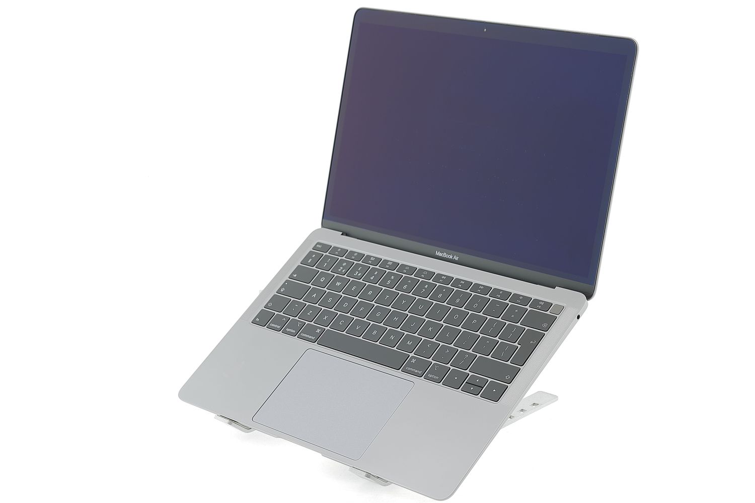 Apple MacBook Air 13″ 2019, i5 1.6 GHz, 8 GB, Intel UHD Graphics 617 128 GB Space Gray - Excelent