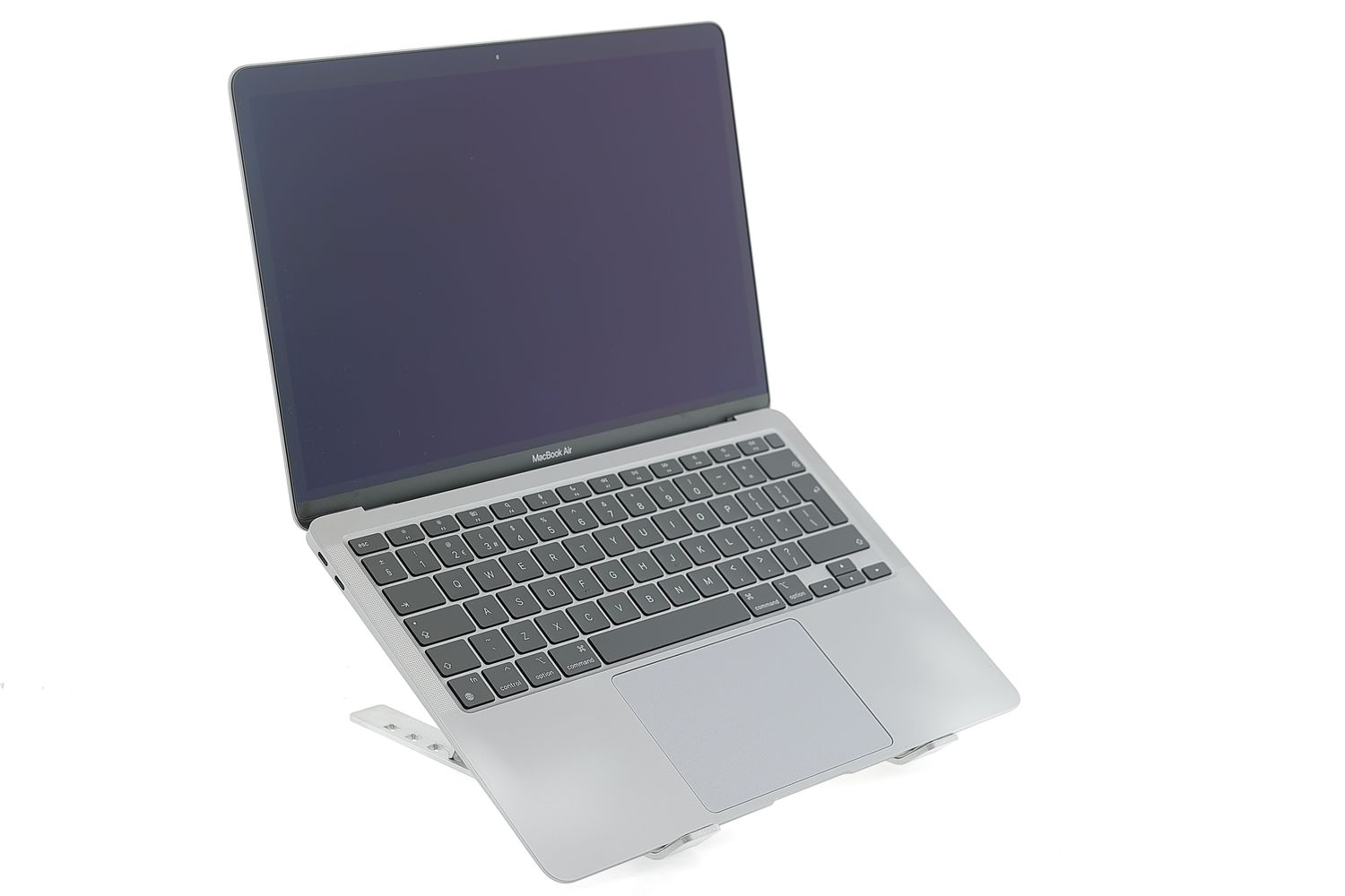 Apple MacBook Air 13″ 2020, i3 1.1 GHz, 8 GB, Intel Iris Plus 256 GB Space Gray - Много добро
