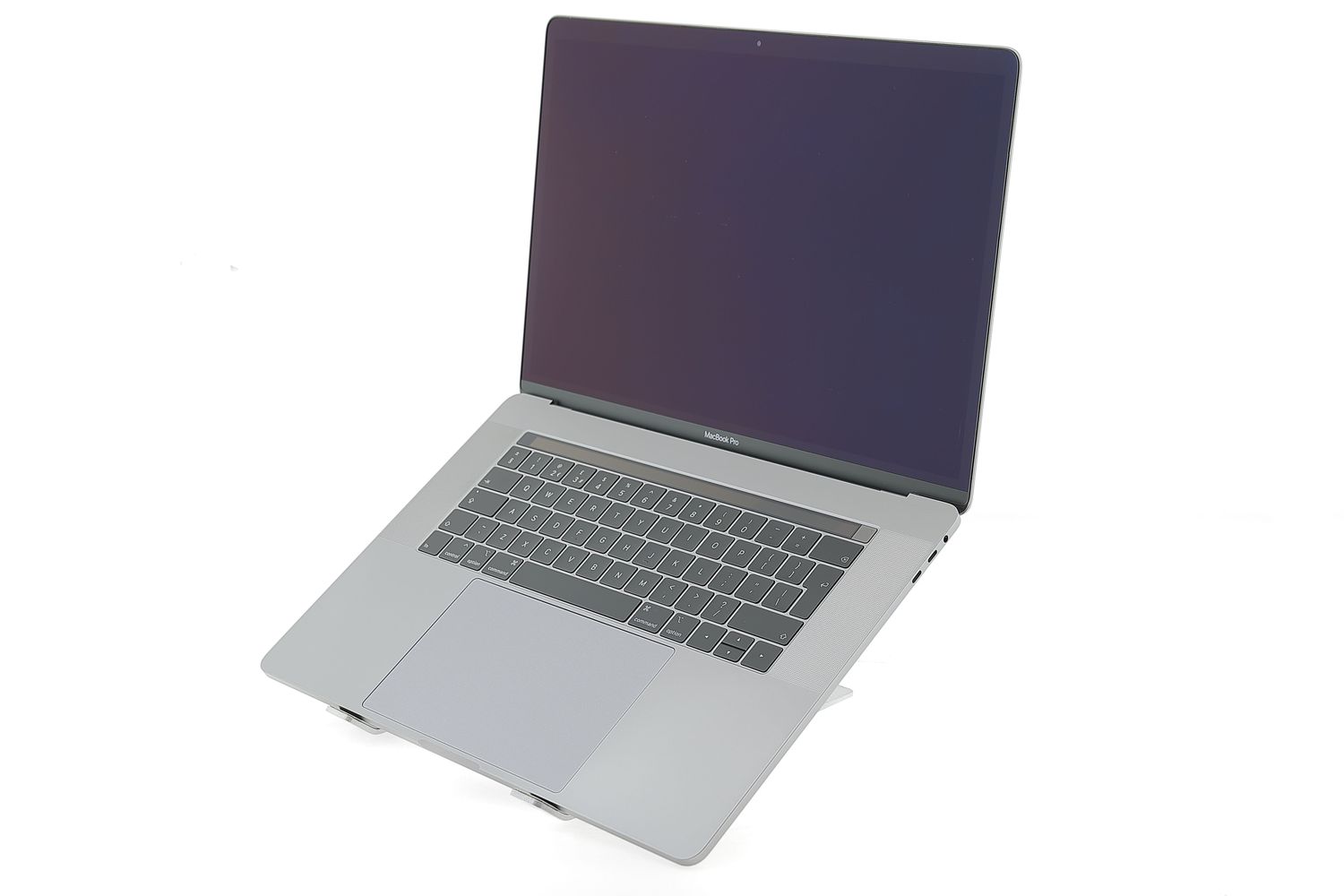 Apple MacBook Pro 15″ Touch Bar 2019, i7 2.6 GHz, 16 GB, AMD Radeon Pro 555X 256 GB Space Gray - Много добро