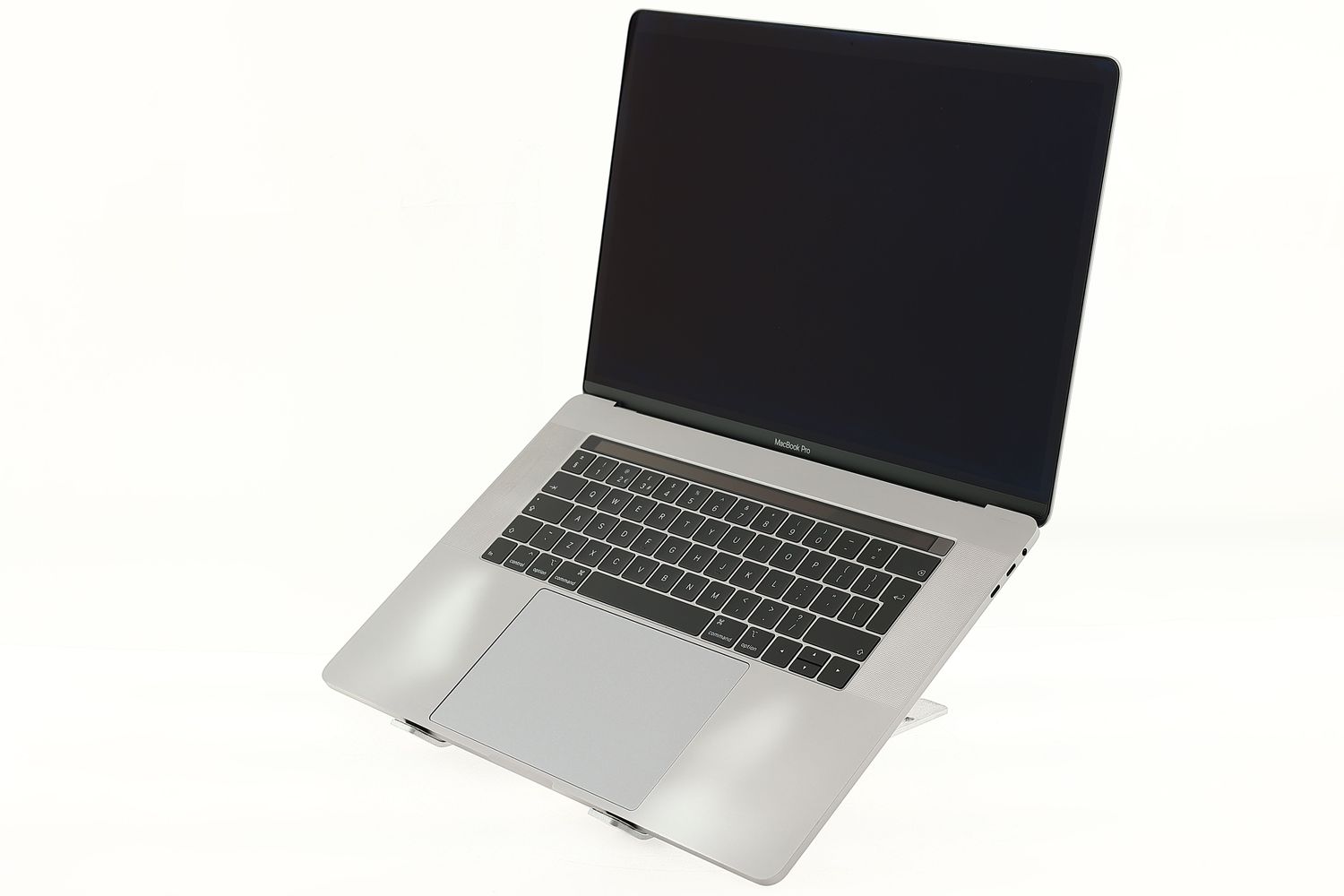 Apple MacBook Pro 15″ Touch Bar 2019, i7 2.6 GHz, 16 GB, AMD Radeon Pro 555X 512 GB Space Gray - Много добро