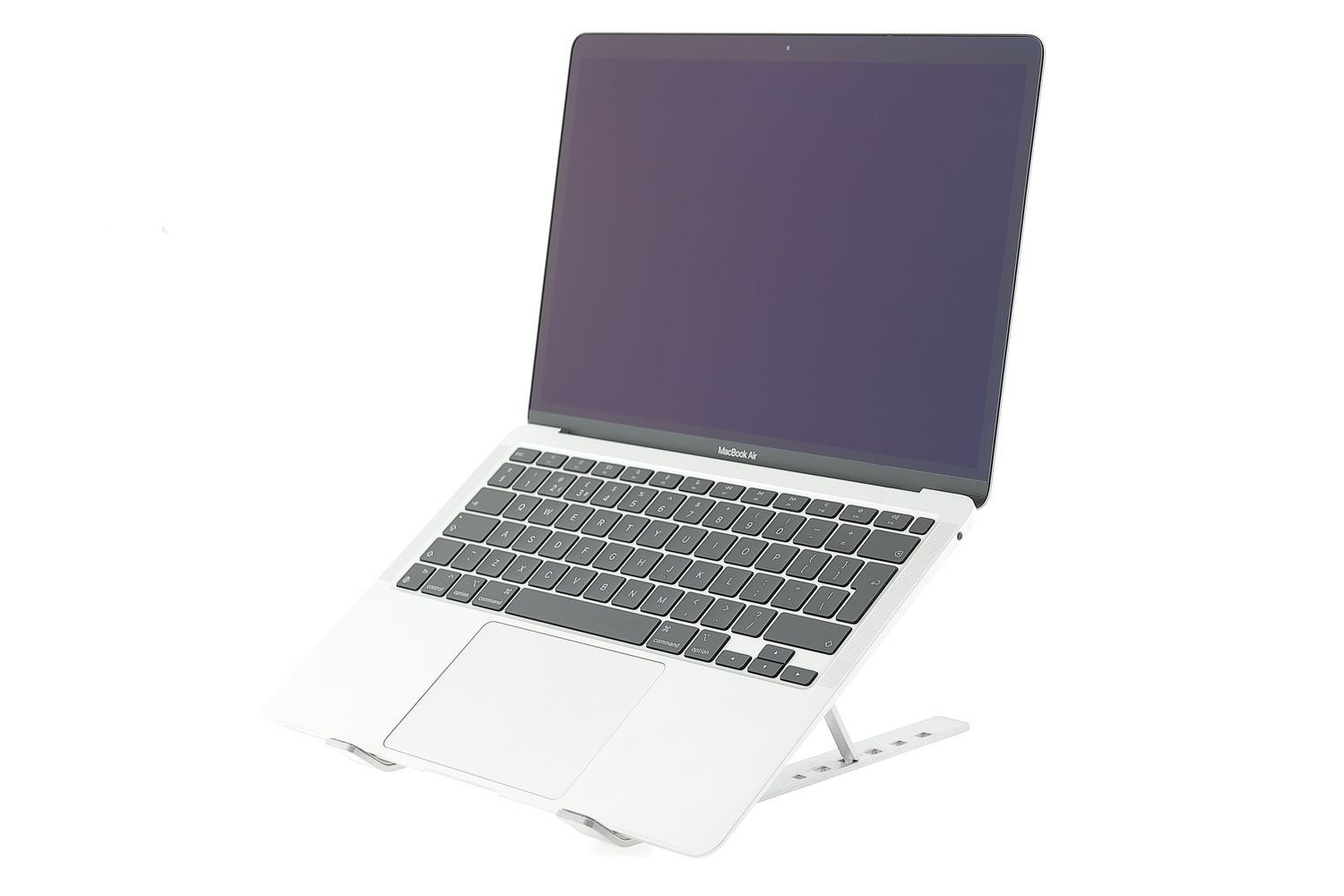 Apple MacBook Air 13″ 2020, i3 1.1 GHz, 8 GB, Intel Iris Plus 256 GB Silver - Като нов
