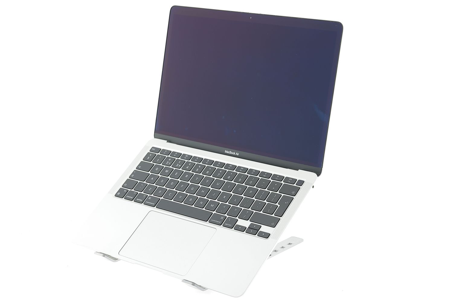 Apple MacBook Air 13″ 2020, i3 1.1 GHz, 8 GB, Intel Iris Plus 256 GB Silver - Nagyon jó