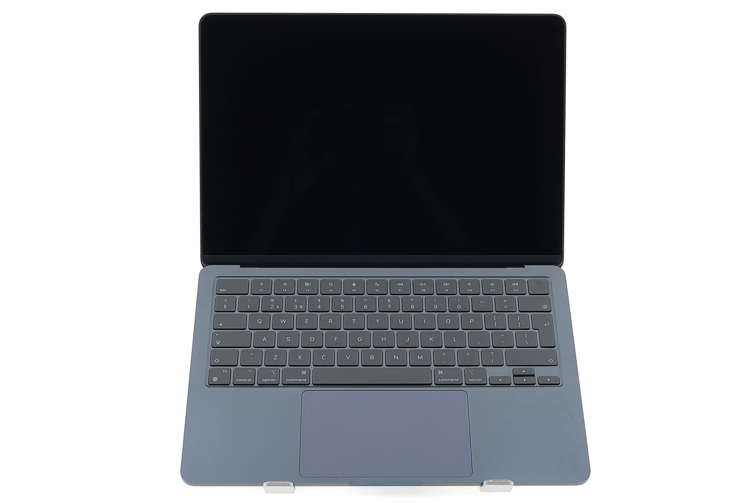 Apple MacBook Air 13″ 2022, M2 8 Cores, 8 GB, 8 core GPU 256 GB Midnight - Много добро