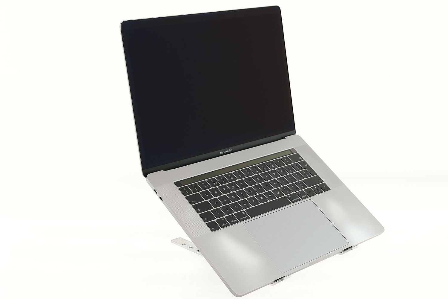 Apple MacBook Pro 15″ Touch Bar 2019, i7 2.6 GHz, 16 GB, AMD Radeon Pro 555X 512 GB Space Gray - Много добро