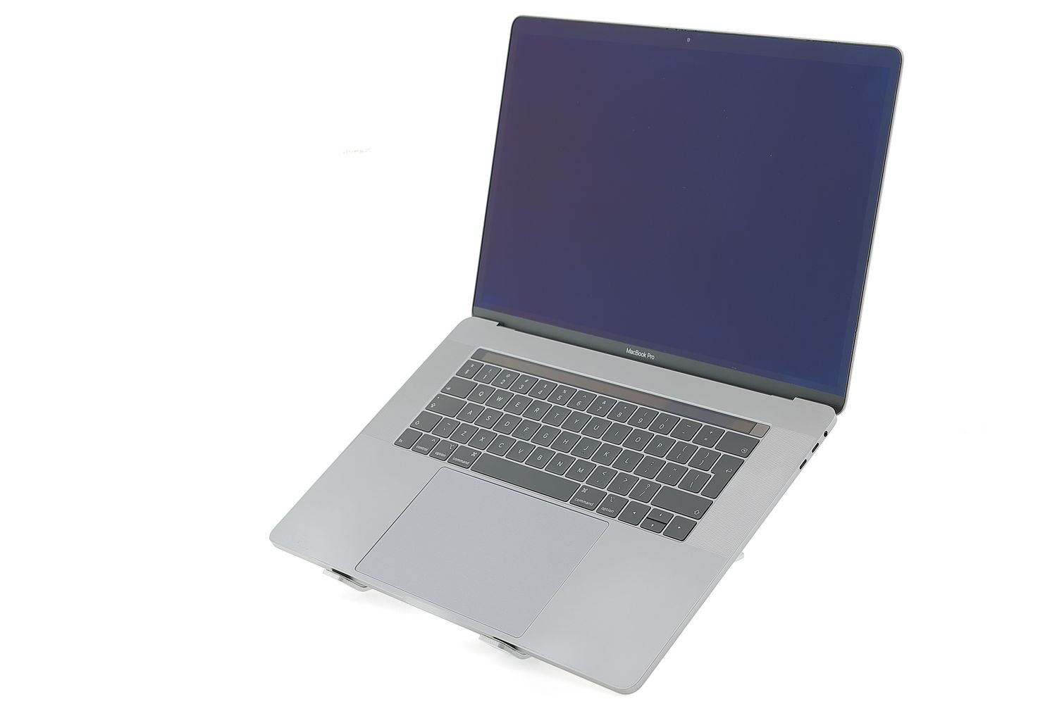 Apple MacBook Pro 15″ Touch Bar 2018, i7 2.2 GHz, 16 GB, AMD Radeon Pro 555X 256 GB Space Gray - Kiváló