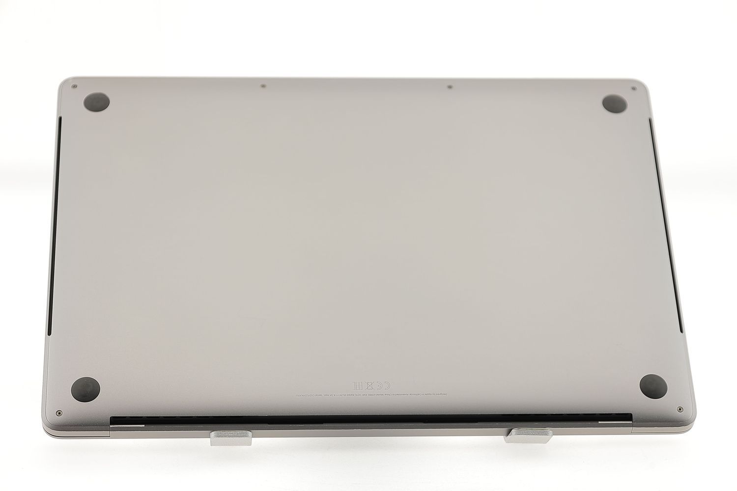 Apple MacBook Pro 15″ Touch Bar 2018, i7 2.6 GHz, 16 GB, AMD Radeon Pro 560X 512 GB Space Gray - Kiváló