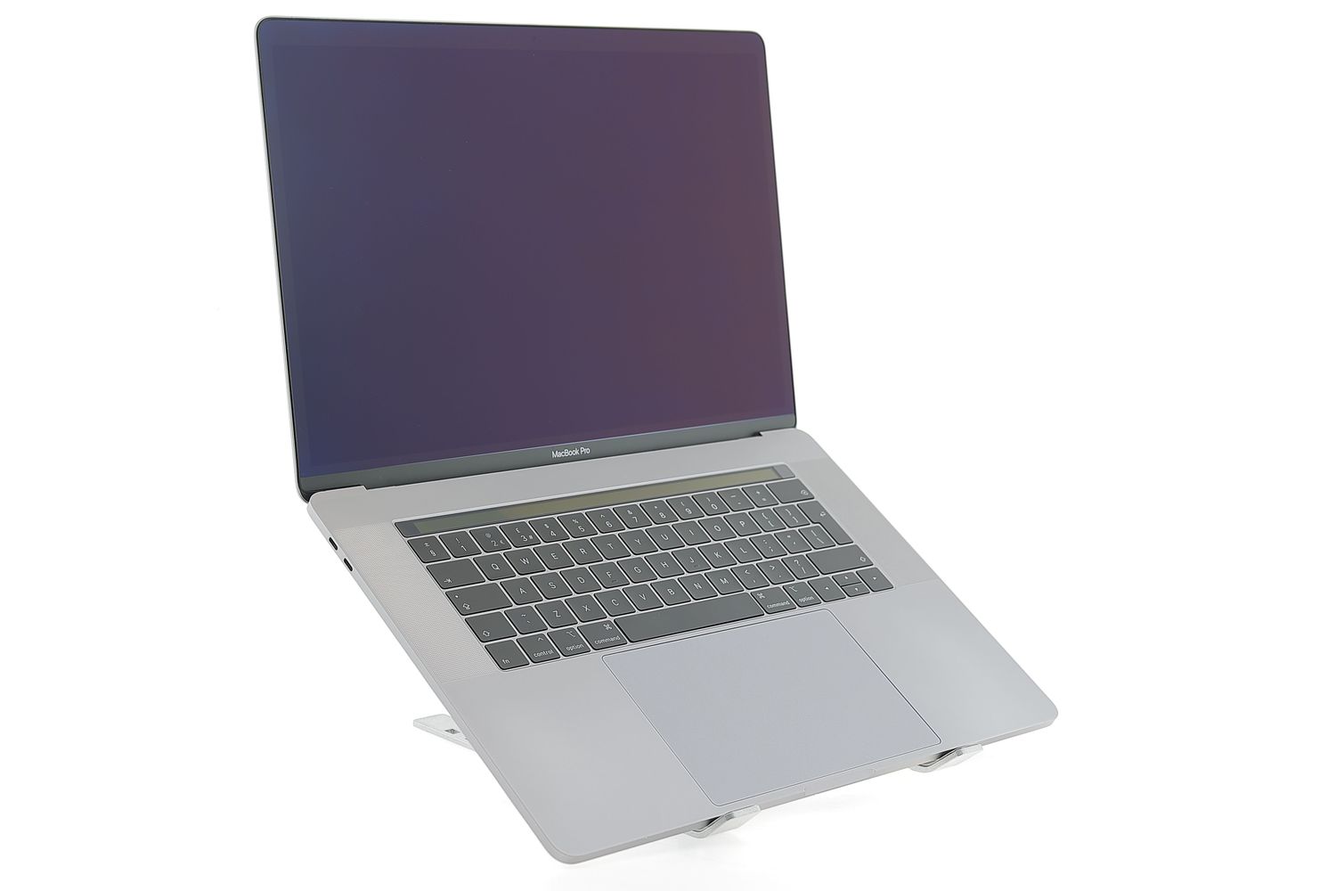 Apple MacBook Pro 15″ Touch Bar 2017, i7 2.8 GHz, 16 GB, AMD Radeon Pro 555 256 GB Space Gray - Много добро