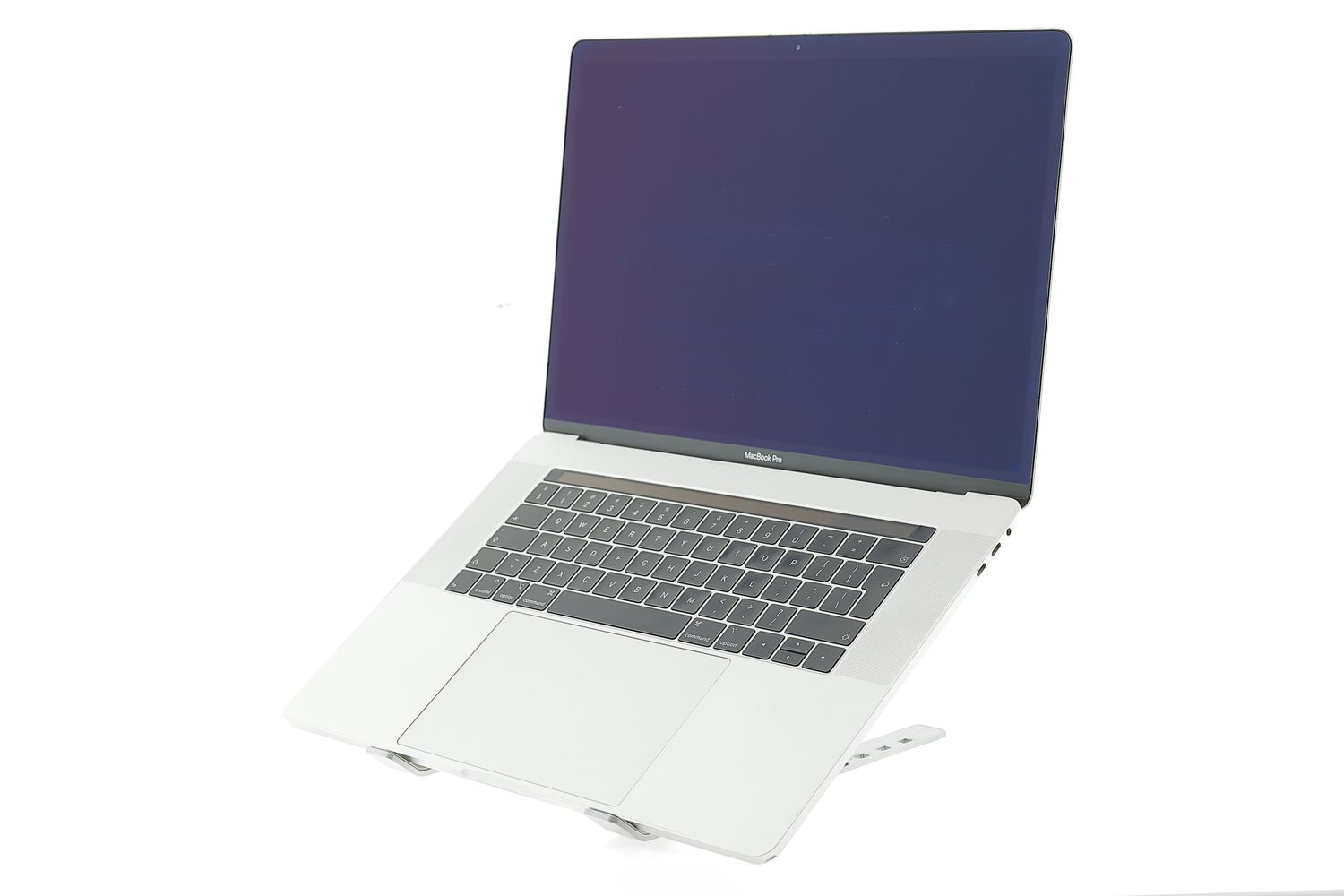 Apple MacBook Pro 15″ Touch Bar 2018, i7 2.2 GHz, 16 GB, AMD Radeon Pro 555X 512 GB Silver - Добро
