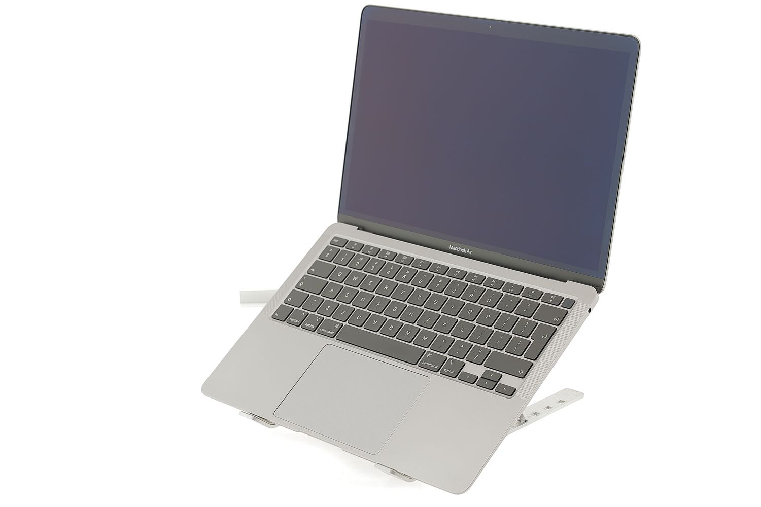 Apple MacBook Air 13″ 2020, i3 1.1 GHz, 8 GB, Intel Iris Plus 256 GB Space Gray - Excelent