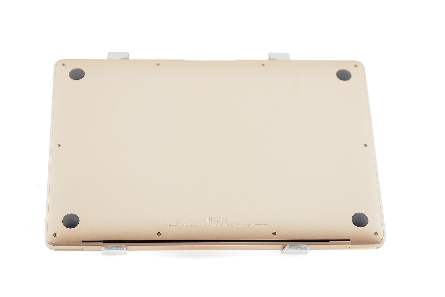 Apple MacBook Air 13″ 2020, M1 8 Cores, 8 GB, 7 core GPU 256 GB Gold - Много добро
