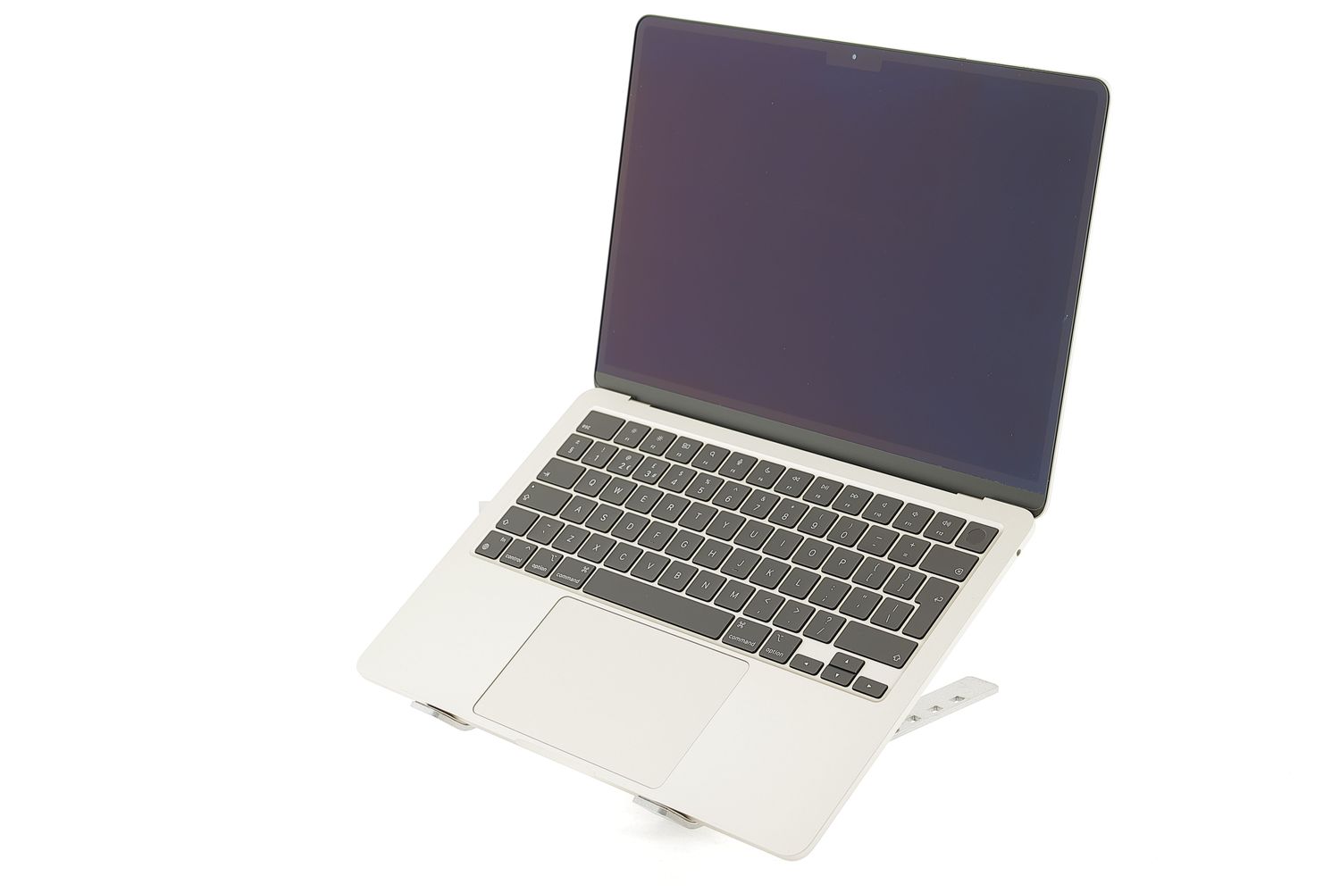 Apple MacBook Air 13″ 2022, M2 8 Cores, 8 GB, 8 core GPU 256 GB Starlight - Отлично