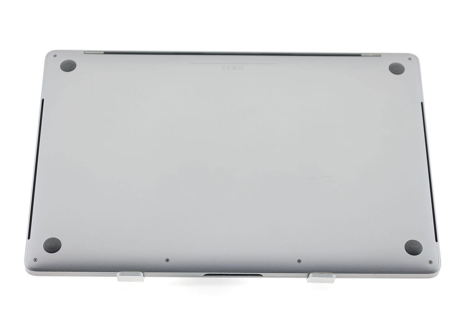 Apple MacBook Pro 15″ Touch Bar 2018, i7 2.2 GHz, 16 GB, AMD Radeon Pro 555X 256 GB Space Gray - Отлично
