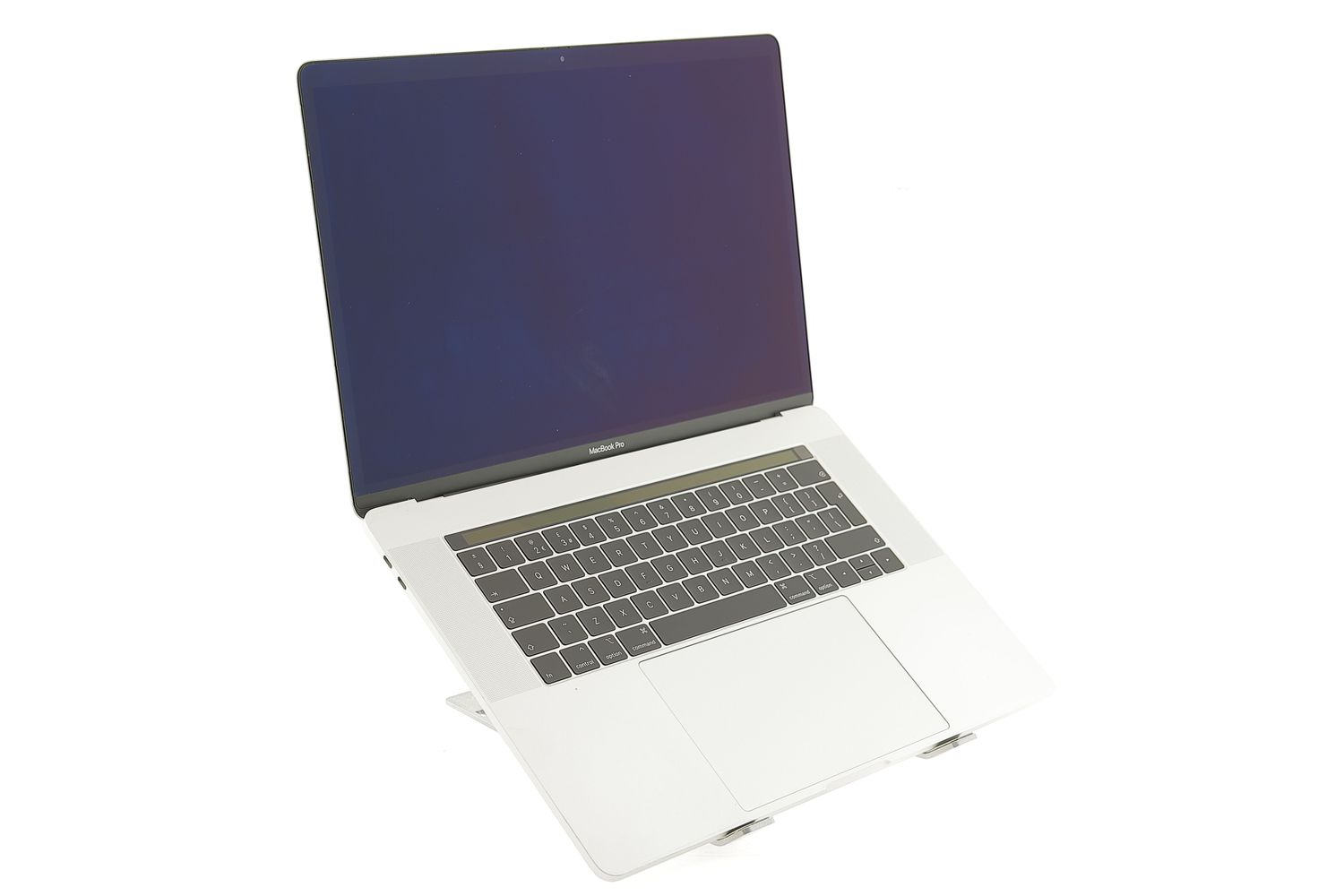 Apple MacBook Pro 15″ Touch Bar 2019, i7 2.6 GHz, 16 GB, AMD Radeon Pro 555X 256 GB Silver - Много добро