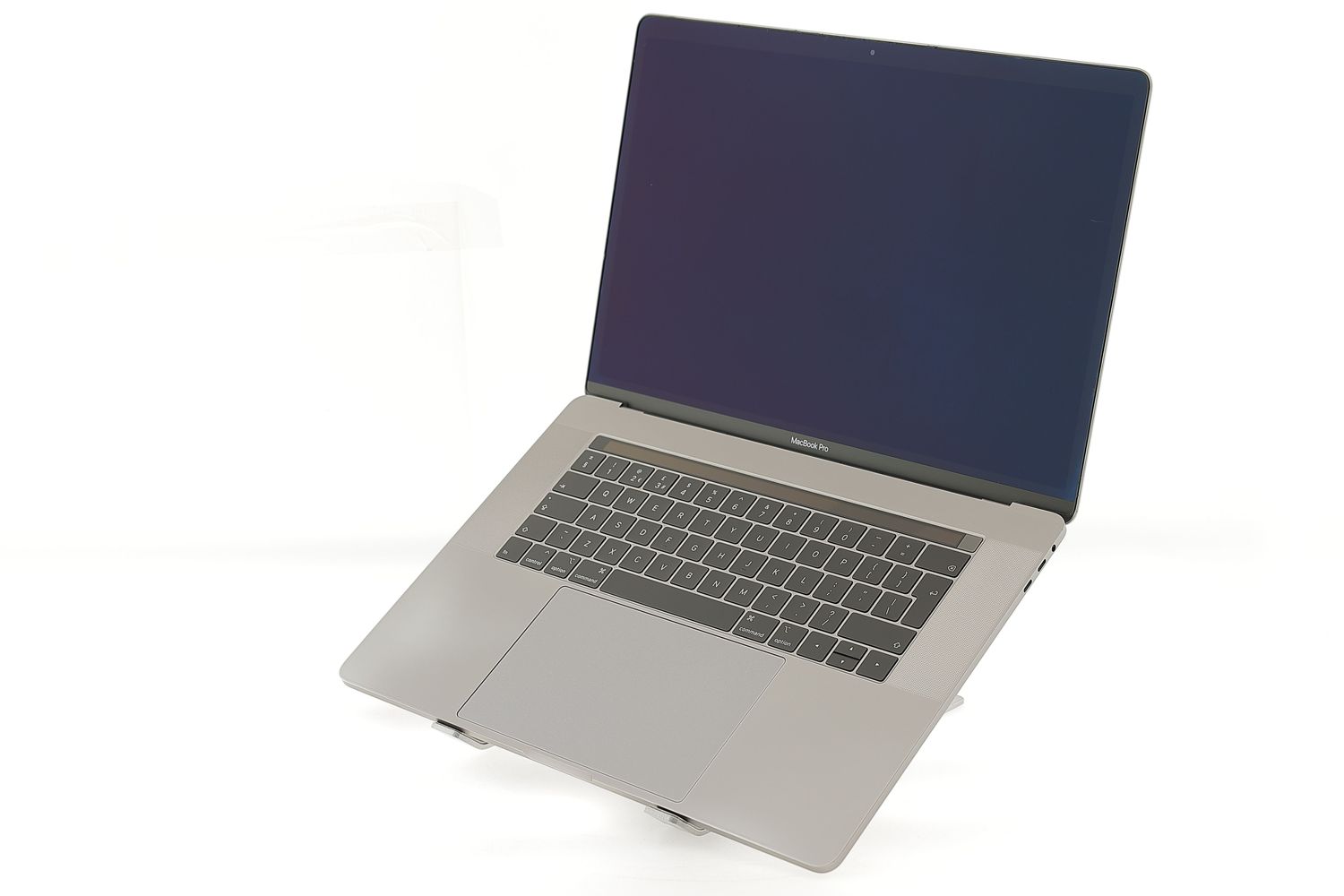Apple MacBook Pro 15″ Touch Bar 2018, i7 2.6 GHz, 16 GB, AMD Radeon Pro 560X 512 GB Space Gray - Kiváló