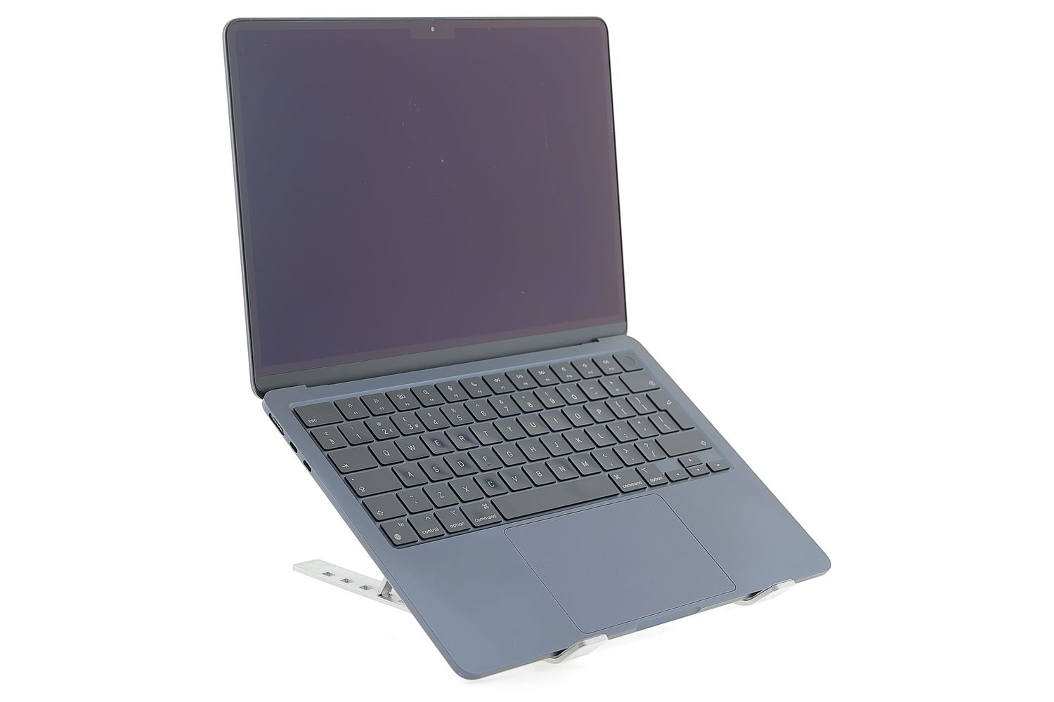 Apple MacBook Air 13″ 2022, M2 8 Cores, 8 GB, 8 core GPU 256 GB Midnight - Много добро