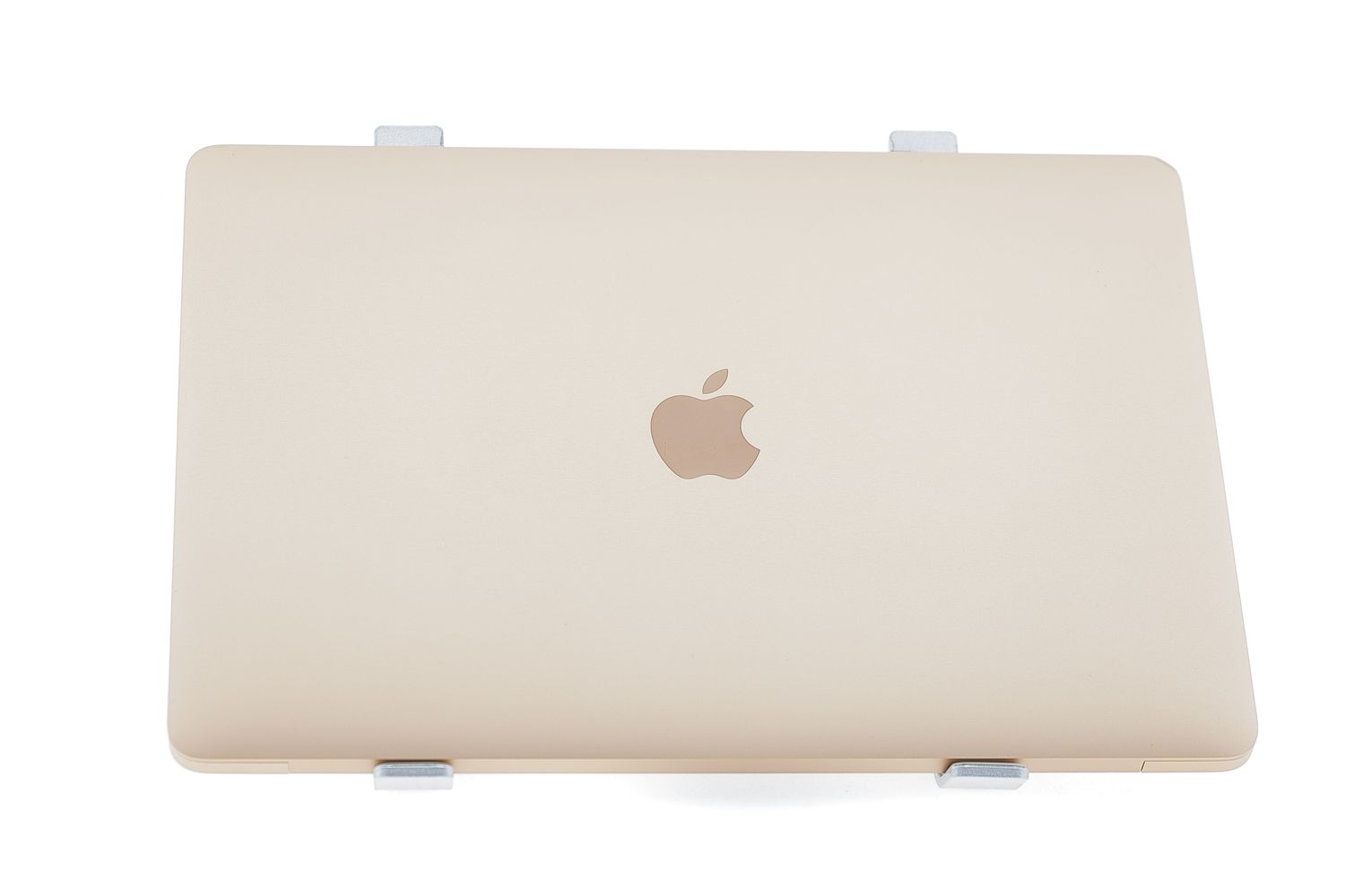 Apple MacBook Air 13″ 2020, M1 8 Cores, 8 GB, 7 core GPU 256 GB Gold - Много добро