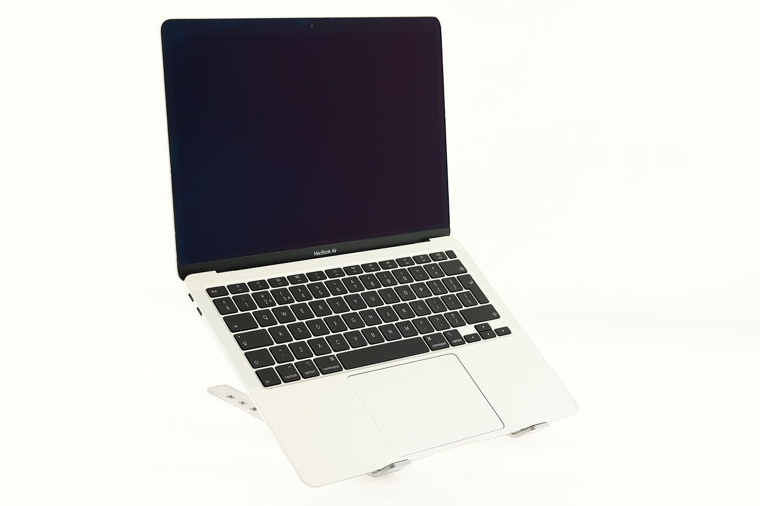 Apple MacBook Air 13″ 2020, i3 1.1 GHz, 8 GB, Intel Iris Plus 256 GB Silver - Nagyon jó
