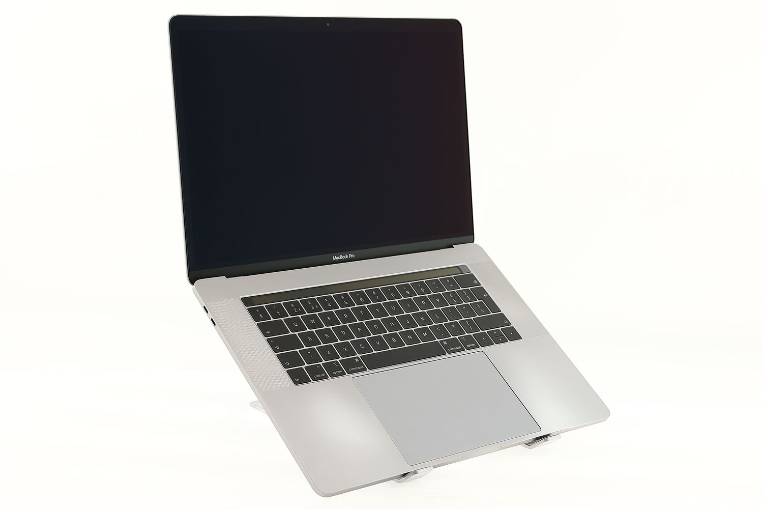 Apple MacBook Pro 15″ Touch Bar 2017, i7 2.8 GHz, 16 GB, AMD Radeon Pro 555 256 GB Space Gray - Много добро