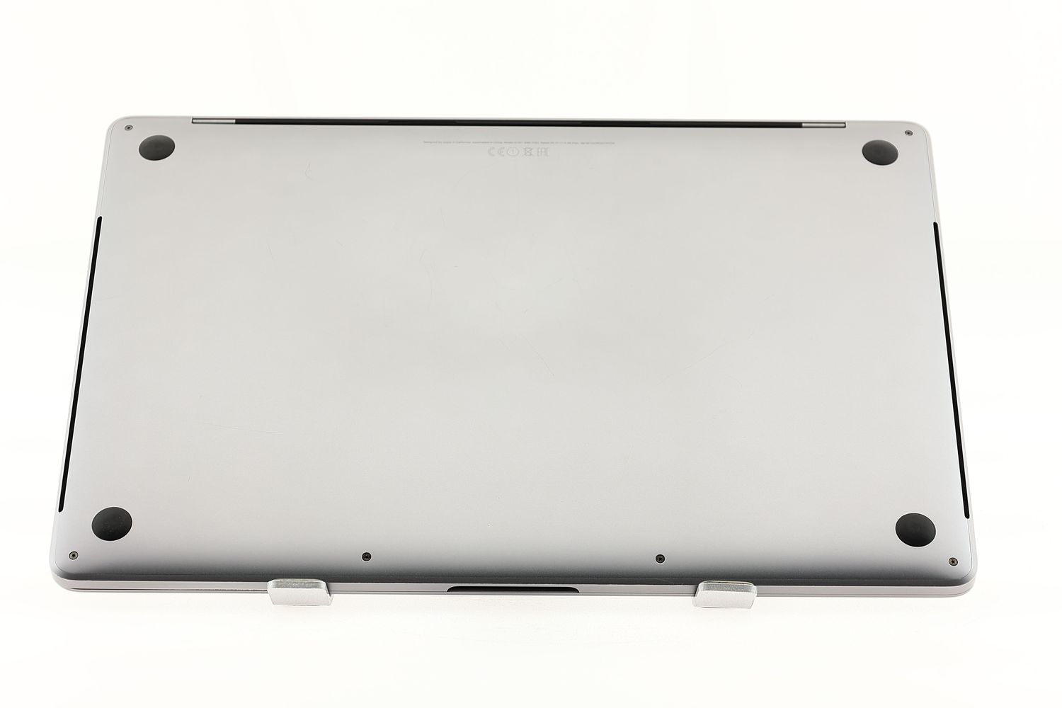 Apple MacBook Pro 15″ Touch Bar 2017, i7 2.8 GHz, 16 GB, AMD Radeon Pro 555 256 GB Space Gray - Много добро