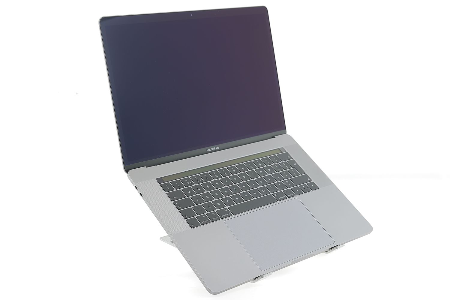 Apple MacBook Pro 15″ Touch Bar 2018, i7 2.6 GHz, 16 GB, AMD Radeon Pro 555X 512 GB Space Gray - Отлично