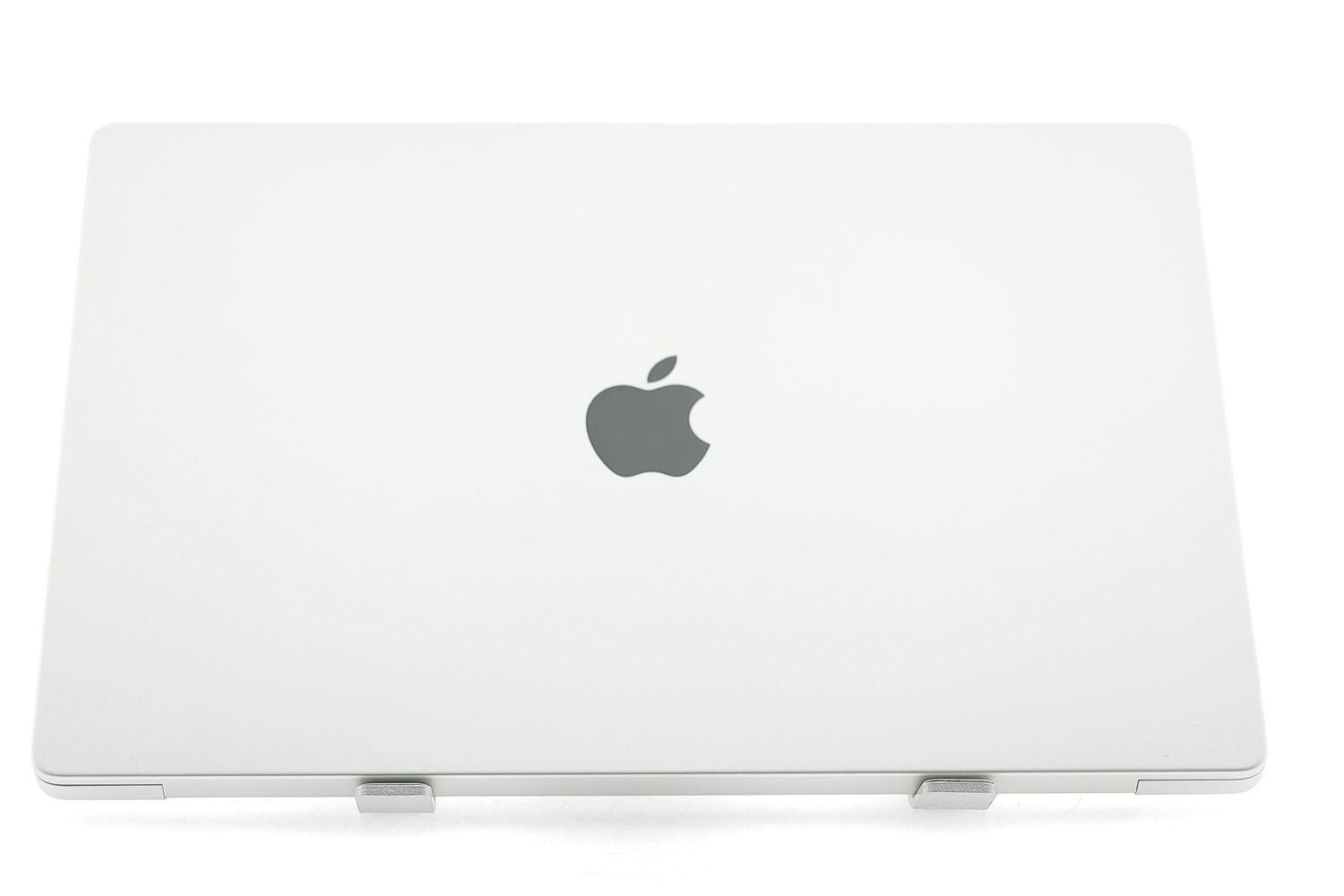 Apple MacBook Pro 16″ 2021, M1 Pro 10 Cores, 16 GB, 16 core GPU 512 GB Silver - Много добро
