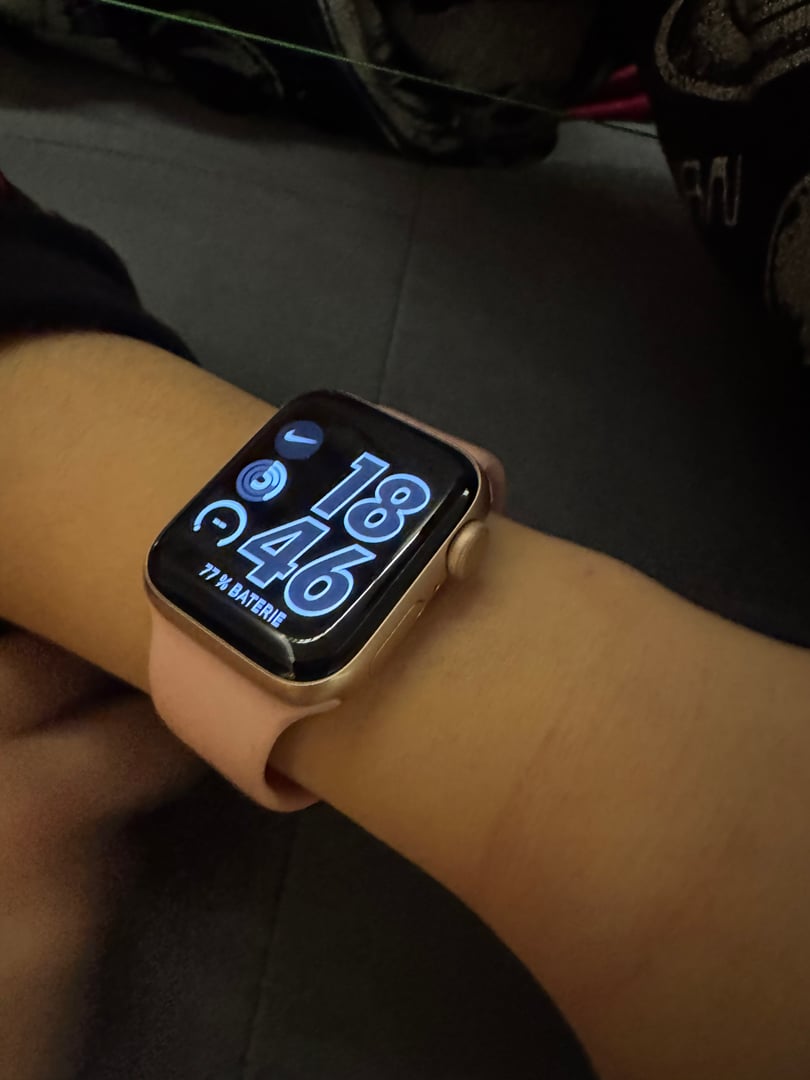 腕時計 Apple Watch SE 40mm Aluminum GPS GOLD Apple Watch SE（GPS+Cellularモデル）40mmゴールドアルミニウムケース