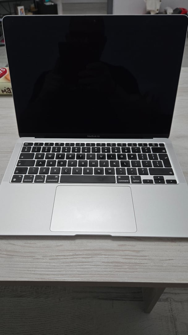 Apple MacBook Air 13″ 2017, i5 1.8 GHz, 8 GB, HD Graphics 6000